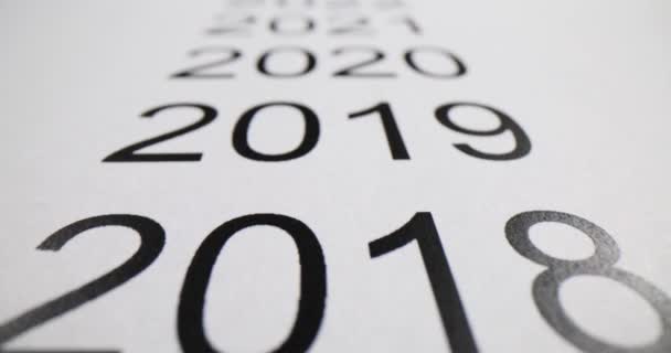 Κύλιση Του Ημερολογίου Για Βρείτε Τρέχον Έτος 2024 Στη Στήλη — Αρχείο Βίντεο