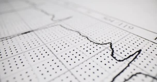 Patienten Ekg Diagramm Auf Perforiertem Papier Der Klinik Praxis Herzschlagtests — Stockvideo