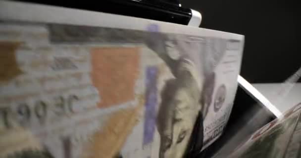 自动货币柜台在出纳台对美元钞票数量进行核对 机器将现金在银行账户中计数 会计工具 — 图库视频影像