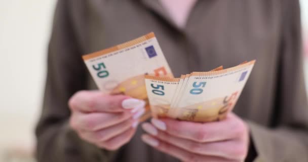 Kadın Aydınlık Odada Duran Avroluk Nakit Paraları Sayıyor Şadamı Bankadaki — Stok video