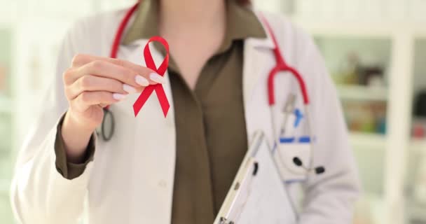 Doktor Klinik Kabinesinde Dünya Aids Günü Sembolü Olarak Kırmızı Kurdele — Stok video