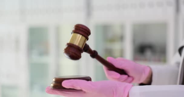 Lekarz Rękawiczkach Stuka Młotkiem Zwolnionym Tempie Sędzia Mundurze Medycznym Wykonuje — Wideo stockowe