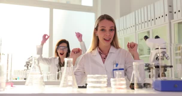 Glade Kvinder Lab Teknikere Hæve Hænder Fejrer Opdagelsen Kemiske Laboratorium – Stock-video