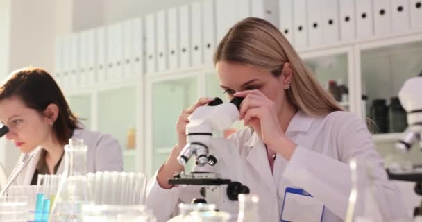 Wissenschaftlerinnen Untersuchen Materialproben Mit Mikroskopen Schreibtisch Medizinischen Labor Techniker Nutzen — Stockvideo