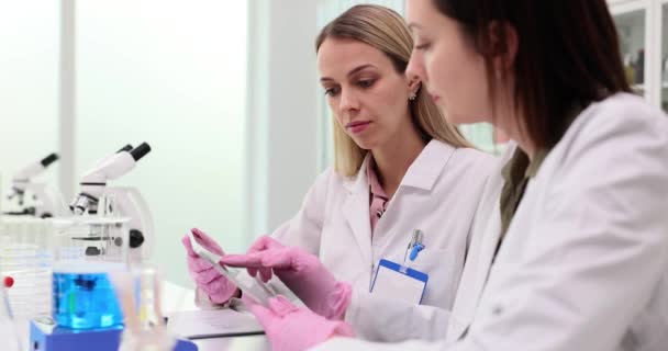 Vrouwelijke Apothekers Controleren Testresultaten Tabletten Slow Motion Geconcentreerde Medische Studenten — Stockvideo