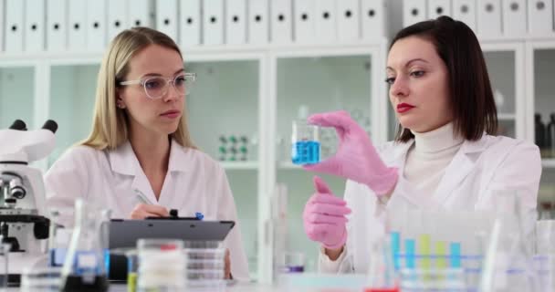 Technicien Laboratoire Tient Bécher Avec Liquide Couleur Bleue Par Réactif — Video