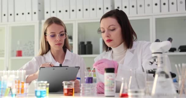 Ассистентка Показывает Лакмусовый Тест Ученому Бумагами Кивающими Головой Лаборатории Химики — стоковое видео