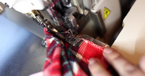 Pracownik Fabryki Odzieży Szyje Jasne Ubrania Pomocą Vintage Overstitching Maszyny — Wideo stockowe
