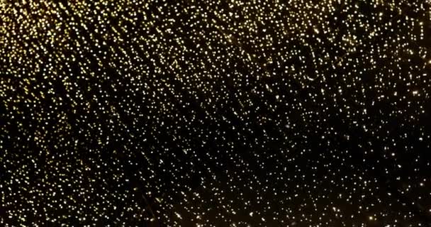 Grande Janela Coberta Com Guirlandas Douradas Lanternas Deslumbrantes Decora Rua — Vídeo de Stock