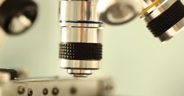 Modernes Mikroskop Mit Linsen Zur Vergrößerung Steht Auf Dem Tisch — Stockvideo