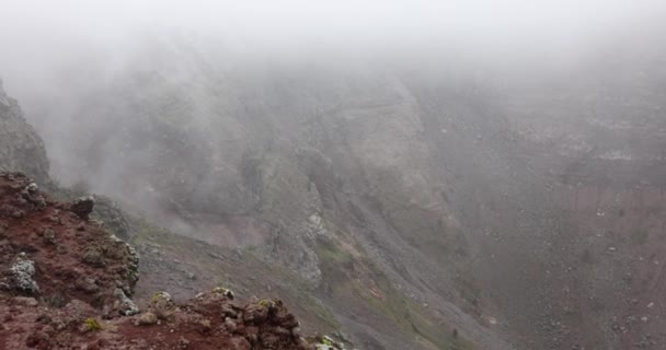 Вид Каменистой Вершины Вулкана Неактивный Кратер Туманную Погоду Опасное Времяпрепровождение — стоковое видео