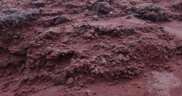Suelo Tierra Seca Con Ceniza Color Burdeos Pendiente Del Cráter — Vídeo de stock