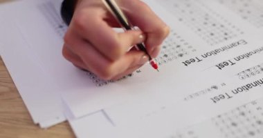 A ve artı kırmızı kalemle sınıf öğretmenliği sınavı. Üniversite sınavı değerlendirmesi. Yüksek skor ve bilgi yavaş çekim yapar