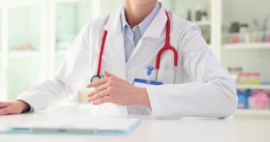 Doktor, hastanenin hafif ofisinde ciddi hastalığı olan hastalara yardım eli uzatmayı teklif ediyor. Klinikte profesyonel doktorla randevusunda fiziksel sağlık sorunları olan bir müşteri