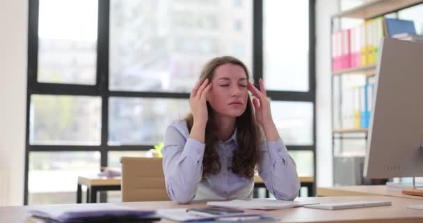 女工用手触摸太阳穴时 会感到不愉快的疼痛 过度工作和疾病 当代办公室因缺乏休息而精疲力竭 — 图库视频影像