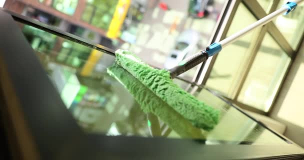 Limpeza Lavagem Janelas Com Esfregão Edifício Residencial Arranha Céus Removendo — Vídeo de Stock