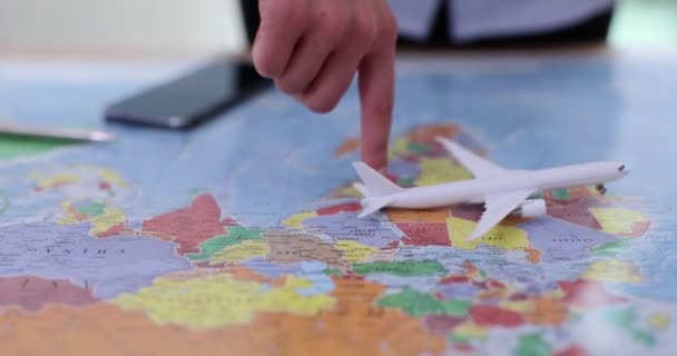 Жінка Мандрівник Грає Модельним Авіалайнером Розміщеним Паперовій Карті Світової Осі — стокове відео