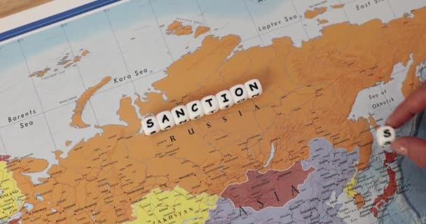 Word Sanction Κατασκευασμένο Από Λευκούς Κύβους Βρίσκεται Στο Χάρτη Ρωσία — Αρχείο Βίντεο