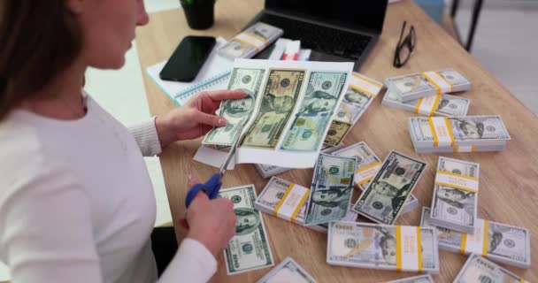 Kadın Işyerindeki Ahşap Masada Oturan Makasla Basılmış Para Şeklinde Kesiyor — Stok video