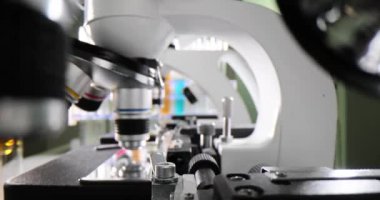 Laboratuvarda asistanlar tarafından incelenen kimyasalların yanındaki masada mikroskoplar. Bilgiyi derinleştirmek için güçlü mikroskoplarla donatılmış biyoloji kliniği.