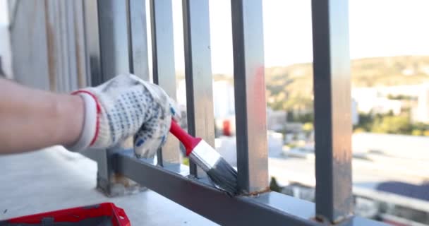 Mężczyzna Pracownik Serwisu Starannie Maluje Belki Obudowy Balkonowej Pędzlem Doskonała — Wideo stockowe