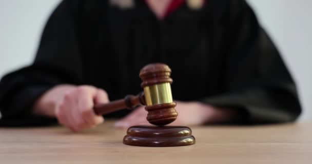 Судья Женщина Стучит Молотком Приговаривая Виновного Легком Суде Преступление Справедливое — стоковое видео