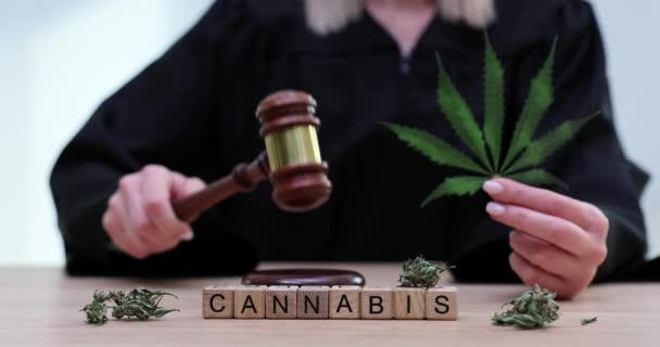 Palavra Cannabis Contra Juiz Feminino Uniforme Trabalho Segurando Folhas Drogas — Vídeo de Stock