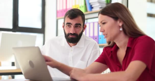 女性解释了现代笔记本电脑上公司项目的胡子员工原则 轻型办公室慢动作专业人员的团队合作过程 — 图库视频影像