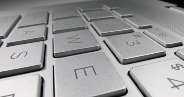 Metallisk Glans Tastatur Berøringer Elegance Til Moderne Enhed Tastaturnøgler Arrangeret – Stock-video