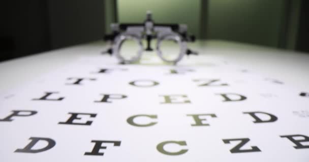 现代视觉测量装置在Snellen表不同的字母大小 由专科医生在黑暗医院进行视力测试 检查诊所的健康状况 — 图库视频影像