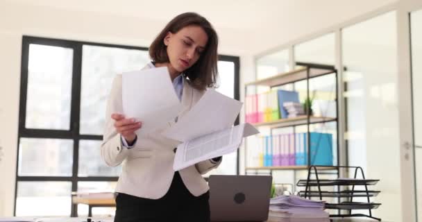 Çalışan Kadın Çalışanlar Işyerindeki Verileri Incelerken Şirketin Hafif Bir Önermesi — Stok video