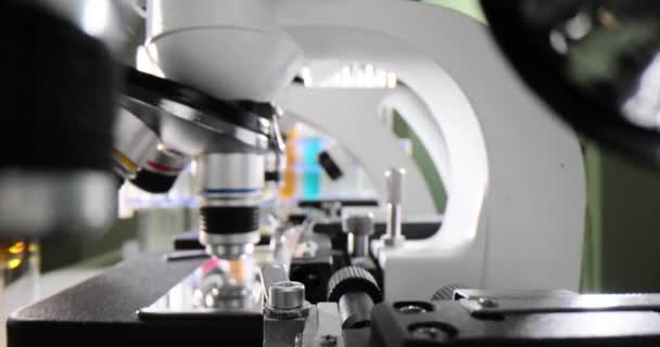 Microscopi Sul Tavolo Vicino Prodotti Chimici Studiati Dagli Assistenti Laboratorio — Video Stock