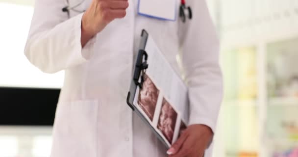 Doktor Hanımın Elindeki Dosyada Iyi Bir Ultrason Testine Işaret Ediyor — Stok video