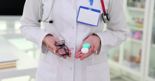 Γυναίκα Γιατρός Κρατά Γυαλιά Και Φακούς Στέκεται Στο Φωτεινό Νοσοκομείο — Αρχείο Βίντεο