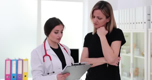 Ženský Lékař Úzkostlivě Informuje Smutnou Pacientku Výsledcích Testů Indikujících Proces — Stock video
