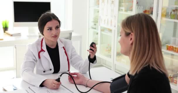 Rodinný Lékař Používá Manžetu Krevním Tlakem Paži Ženy Dáma Lékař — Stock video