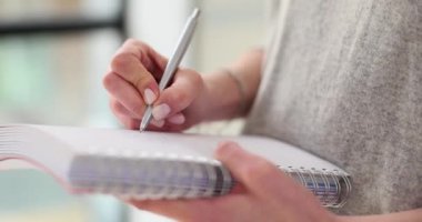 Kadın defterdeki sayfayı düşünceler ve anılarla doldurur. İşçi titizlikle günlük programı kişisel planlayıcısında tükenmez kalemle yazar