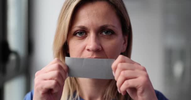 女性は顔にテープを貼る セラピストとの会話を避け 近い人々が動きを遅らせることに悪化する心理的問題 秘密を守る — ストック動画