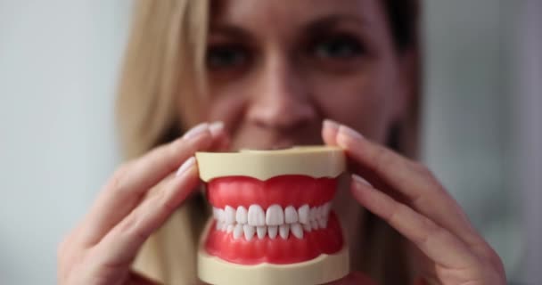 Vrouw Houdt Kunstmatige Kaak Model Bedekking Oprechte Glimlach Kamer Blond — Stockvideo