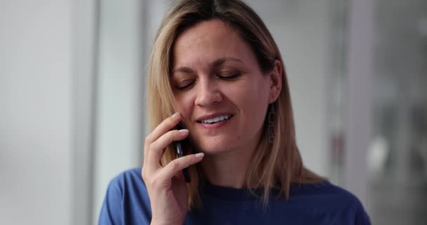 女性は病院の患者とスマートフォンで話す手で額を打つ 自宅の遅い動きでクライアントの不適切な治療のためのフラストレーションと恥 — ストック動画
