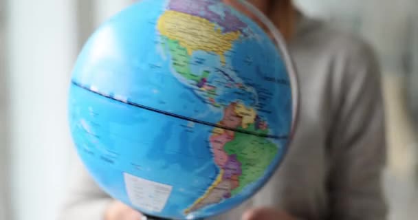 Bayan Bir Sonraki Yolculuk Için Dünya Nın Çevresini Dönüyor Meraklı — Stok video
