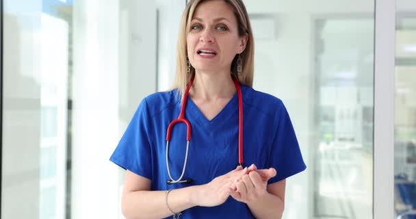 Blond Kvinna Läkare Berättar Steg För Steg Individuell Behandling Patienten — Stockvideo