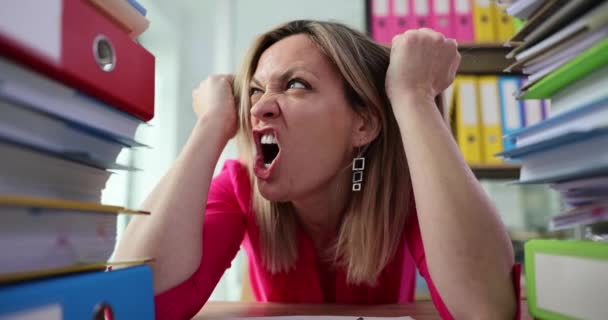 Moe Vrouwelijke Kantoormedewerker Schreeuwt Luid Omringd Door Stapels Mappen Overwerkte — Stockvideo