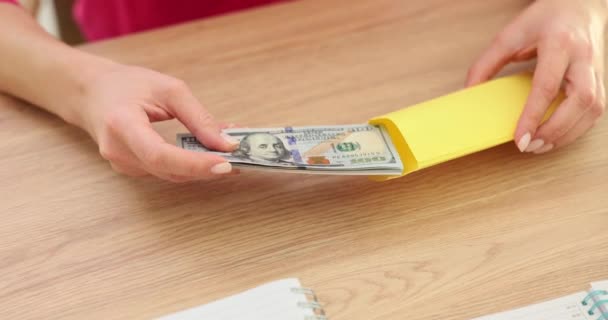Genç Bir Kadın Zarf Kullanarak Dolarları Düzgünce Paketliyor Dişi Dolar — Stok video