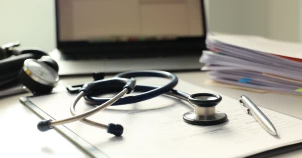 Stetoskop Kartki Papieru Leżą Biurku Lekarza Instrumenty Medyczne Organizowane Stole — Wideo stockowe