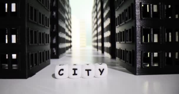 Розташування Білих Кубиків Створює Слово City Столі Мініатюрні Іграшкові Будівлі — стокове відео