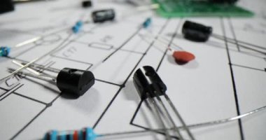 Atölyedeki elektrik şemasına yarı iletken cihazlar. Mühendis kağıt planında mikro çip elektronik elementler. Laboratuvarda çeşitlilik diyotları
