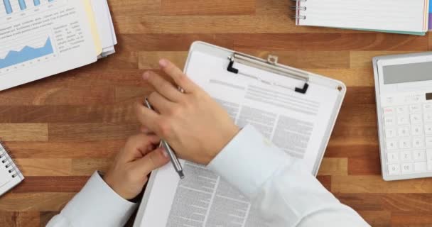 Employé Compétent Offre Contrat Stylo Bille Client Pour Signature Gestionnaire — Video