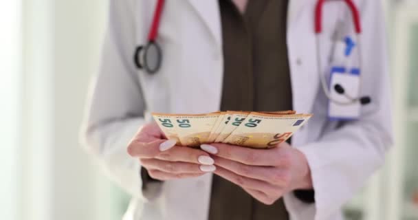 Doktor Klinikte Euro Banknotlarını Sayar Tıbbi Uzmanlar Hastanede Nakit Paranın — Stok video