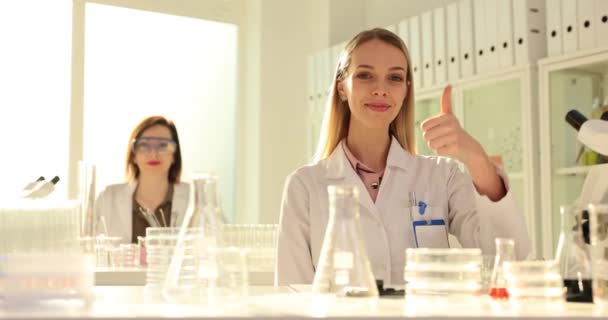 Beyaz Cüppeli Kadın Kimya Laboratuarında Ağır Çekimde Bayan Meslektaşıyla Çalıştığını — Stok video